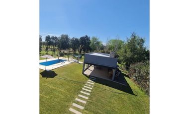 VENTA CASA EN EL CLUB DE CAMPO SANTA IRENE – COMARCAS DE LUJN