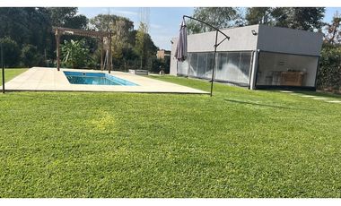 VENTA CASA EN EL CLUB DE CAMPO SANTA IRENE – COMARCAS DE LUJN