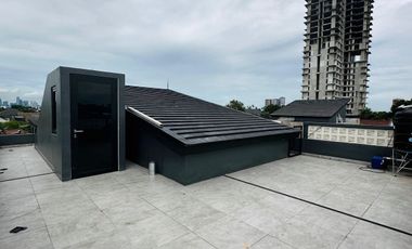 Rumah dalam townhouse di kemang kolam renang dan rooftop