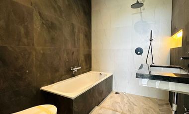 Rumah dalam townhouse di kemang kolam renang dan rooftop