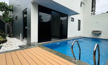 Rumah dalam townhouse di kemang kolam renang dan rooftop