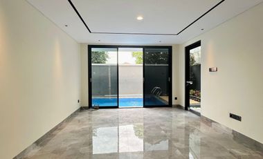 Rumah dalam townhouse di kemang kolam renang dan rooftop