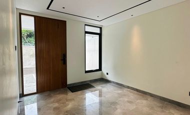 Rumah dalam townhouse di kemang kolam renang dan rooftop