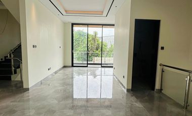 Rumah dalam townhouse di kemang kolam renang dan rooftop