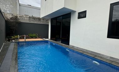 Rumah dalam townhouse di kemang kolam renang dan rooftop