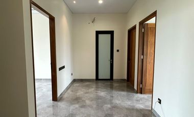 Rumah dalam townhouse di kemang kolam renang dan rooftop