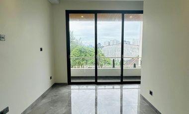 Rumah dalam townhouse di kemang kolam renang dan rooftop