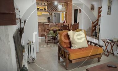 Casa con 2uf. en Costa del Este - Avenida 2 entre Dalias y Rosas