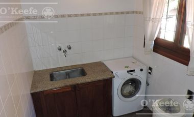 En Berazategui Hermoso Chalet de 8 ambientes con parque y pileta en venta sobre terreno de 1940m2.