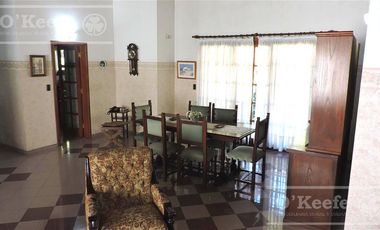 En Berazategui Hermoso Chalet de 8 ambientes con parque y pileta en venta sobre terreno de 1940m2.
