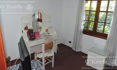 En Berazategui Hermoso Chalet de 8 ambientes con parque y pileta en venta sobre terreno de 1940m2.