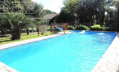 En Berazategui Hermoso Chalet de 8 ambientes con parque y pileta en venta sobre terreno de 1940m2.