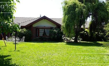 En Berazategui Hermoso Chalet de 8 ambientes con parque y pileta en venta sobre terreno de 1940m2.
