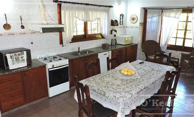 En Berazategui Hermoso Chalet de 8 ambientes con parque y pileta en venta sobre terreno de 1940m2.