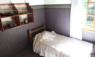 En Berazategui Hermoso Chalet de 8 ambientes con parque y pileta en venta sobre terreno de 1940m2.