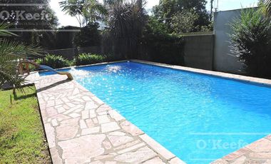 En Berazategui Hermoso Chalet de 8 ambientes con parque y pileta en venta sobre terreno de 1940m2.