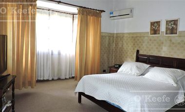 En Berazategui Hermoso Chalet de 8 ambientes con parque y pileta en venta sobre terreno de 1940m2.