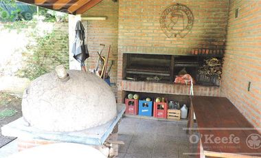 En Berazategui Hermoso Chalet de 8 ambientes con parque y pileta en venta sobre terreno de 1940m2.