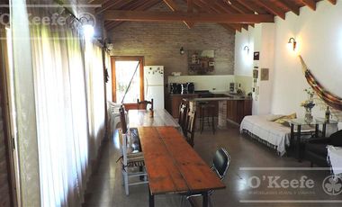 En Berazategui Hermoso Chalet de 8 ambientes con parque y pileta en venta sobre terreno de 1940m2.