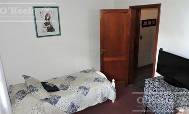 En Berazategui Hermoso Chalet de 8 ambientes con parque y pileta en venta sobre terreno de 1940m2.