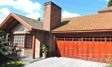 En Berazategui Hermoso Chalet de 8 ambientes con parque y pileta en venta sobre terreno de 1940m2.