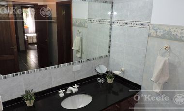 En Berazategui Hermoso Chalet de 8 ambientes con parque y pileta en venta sobre terreno de 1940m2.