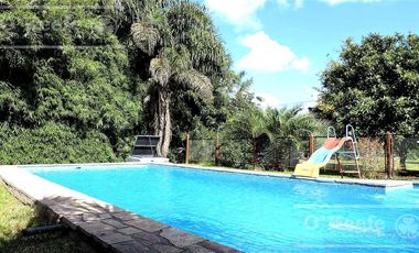 En Berazategui Hermoso Chalet de 8 ambientes con parque y pileta en venta sobre terreno de 1940m2.