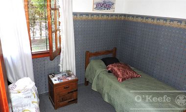 En Berazategui Hermoso Chalet de 8 ambientes con parque y pileta en venta sobre terreno de 1940m2.