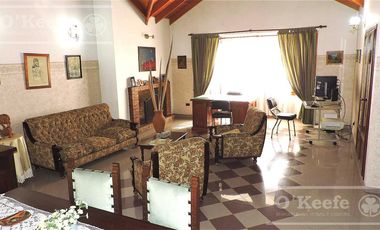 En Berazategui Hermoso Chalet de 8 ambientes con parque y pileta en venta sobre terreno de 1940m2.