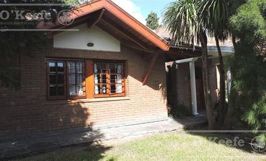 En Berazategui Hermoso Chalet de 8 ambientes con parque y pileta en venta sobre terreno de 1940m2.