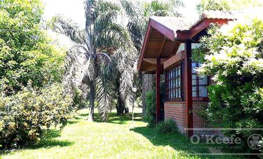 En Berazategui Hermoso Chalet de 8 ambientes con parque y pileta en venta sobre terreno de 1940m2.