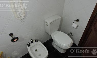 En Berazategui Hermoso Chalet de 8 ambientes con parque y pileta en venta sobre terreno de 1940m2.