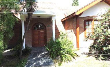 En Berazategui Hermoso Chalet de 8 ambientes con parque y pileta en venta sobre terreno de 1940m2.