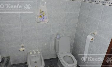 En Berazategui Hermoso Chalet de 8 ambientes con parque y pileta en venta sobre terreno de 1940m2.