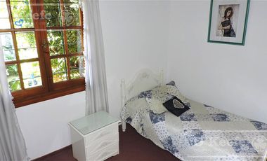 En Berazategui Hermoso Chalet de 8 ambientes con parque y pileta en venta sobre terreno de 1940m2.