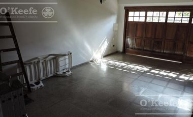 En Berazategui Hermoso Chalet de 8 ambientes con parque y pileta en venta sobre terreno de 1940m2.