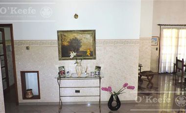 En Berazategui Hermoso Chalet de 8 ambientes con parque y pileta en venta sobre terreno de 1940m2.