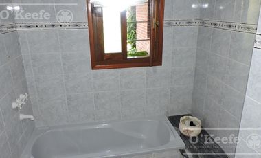 En Berazategui Hermoso Chalet de 8 ambientes con parque y pileta en venta sobre terreno de 1940m2.