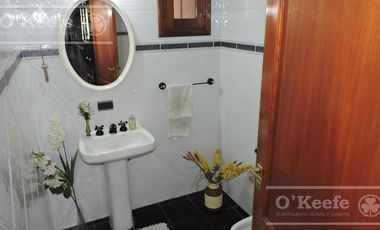 En Berazategui Hermoso Chalet de 8 ambientes con parque y pileta en venta sobre terreno de 1940m2.