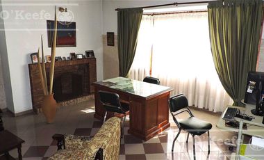 En Berazategui Hermoso Chalet de 8 ambientes con parque y pileta en venta sobre terreno de 1940m2.