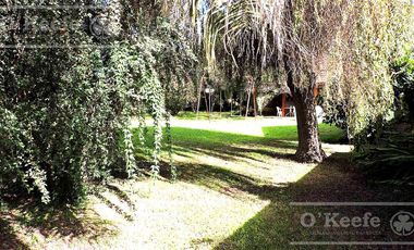 En Berazategui Hermoso Chalet de 8 ambientes con parque y pileta en venta sobre terreno de 1940m2.