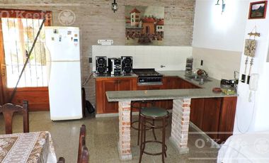 En Berazategui Hermoso Chalet de 8 ambientes con parque y pileta en venta sobre terreno de 1940m2.