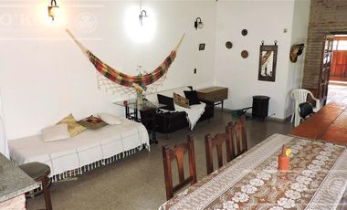 En Berazategui Hermoso Chalet de 8 ambientes con parque y pileta en venta sobre terreno de 1940m2.