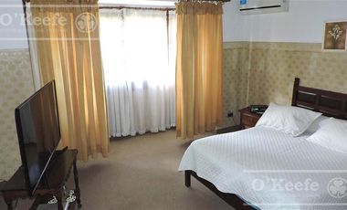 En Berazategui Hermoso Chalet de 8 ambientes con parque y pileta en venta sobre terreno de 1940m2.