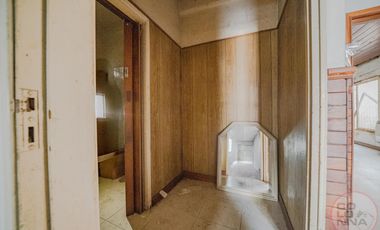Terreno con casa y galpón a reciclar en venta en Villa Lynch San Martin