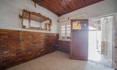 Terreno con casa y galpón a reciclar en venta en Villa Lynch San Martin