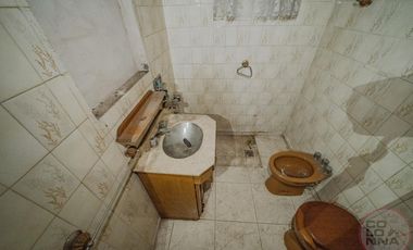 Terreno con casa y galpón a reciclar en venta en Villa Lynch San Martin