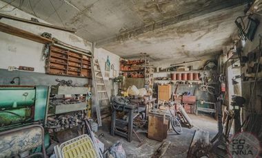 Terreno con casa y galpón a reciclar en venta en Villa Lynch San Martin