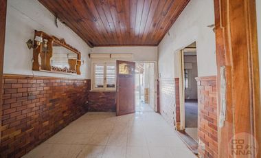 Terreno con casa y galpón a reciclar en venta en Villa Lynch San Martin