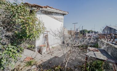 Terreno con casa y galpón a reciclar en venta en Villa Lynch San Martin
